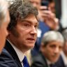 Javier Milei está em uma mesa com outros políticos da Argentina