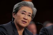 Foto de Lisa Su, CEO da AMD, uma senhora de cabelos curtos e grisalhos e óculos de aros finos