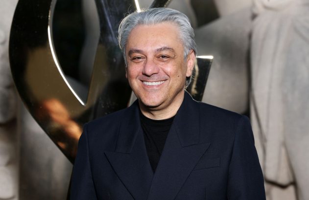 Foto do CEO da Kering, um homem com cabelo grisalho, que está sorrindo de camisa preta