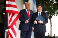 Donald Trump está de terno preto e gravata vermelha ao lado de Javier Milei, mais baixo, de terno preto e gravata escura