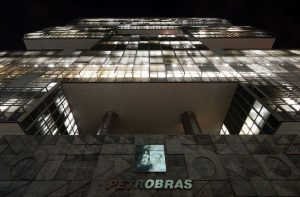 Facahada da Petrobras, vista de baixo para cima