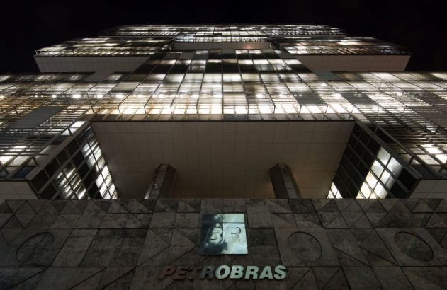 Facahada da Petrobras, vista de baixo para cima