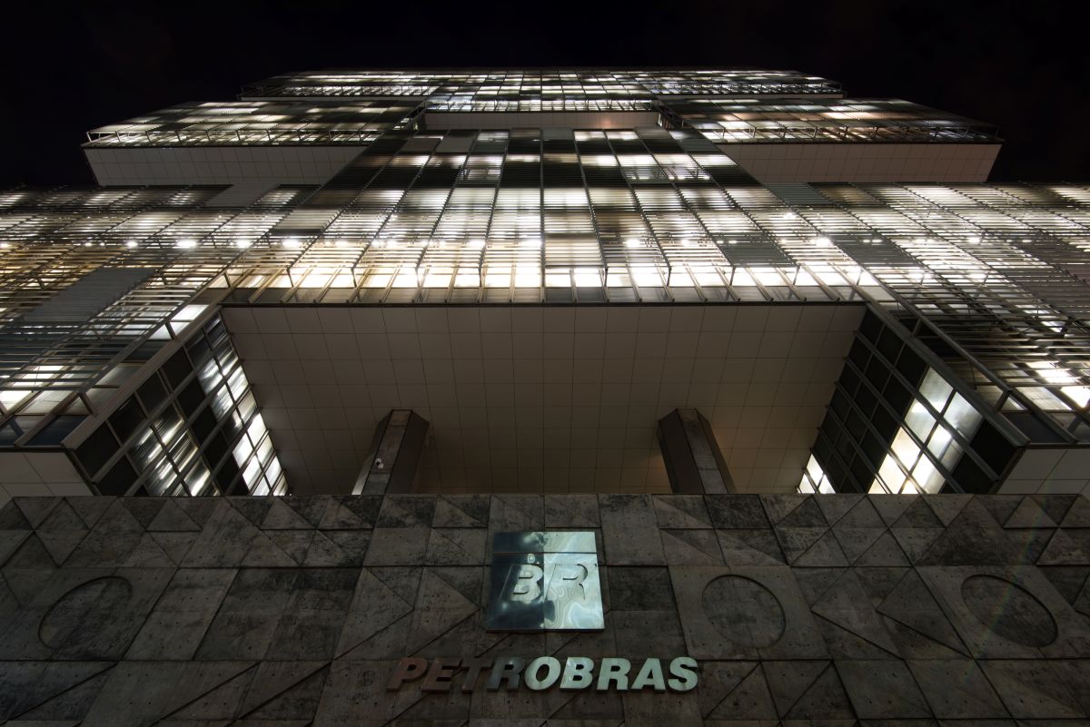 Facahada da Petrobras, vista de baixo para cima