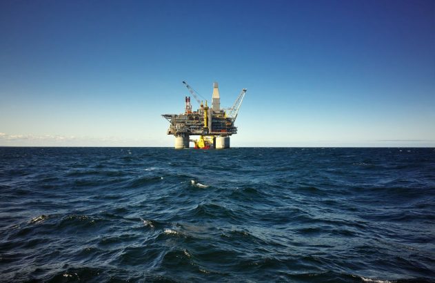 Imagem de plataforma de petróleo em alto mar