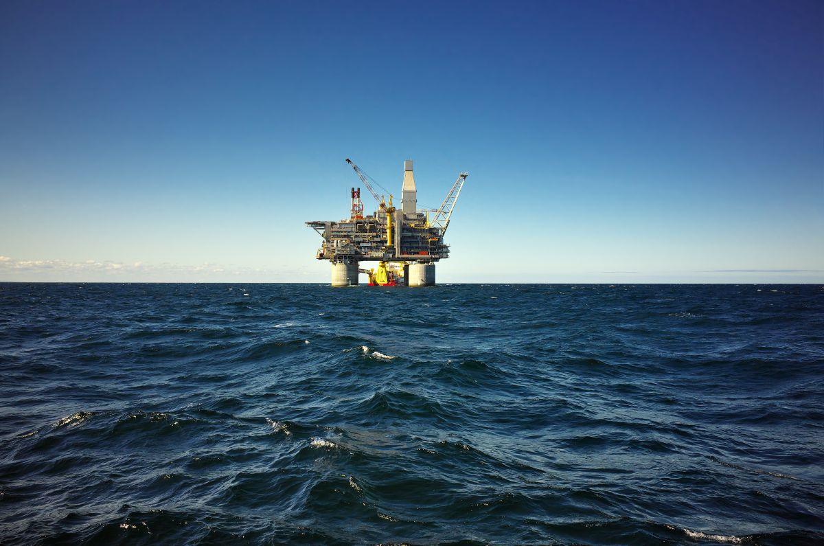 Imagem de plataforma de petróleo em alto mar