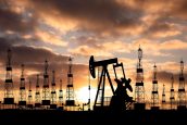 Extração de petróleo com várias maquinas em um céu cheio de nuvens