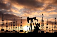 Extração de petróleo com várias maquinas em um céu cheio de nuvens