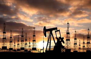 Extração de petróleo com várias maquinas em um céu cheio de nuvens