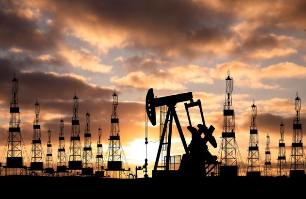 Extração de petróleo com várias maquinas em um céu cheio de nuvens