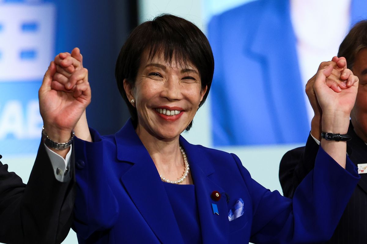 primeira ministra do Japão, Sanae Takaichi, está de azul, tem cabelos curtos e está sorrindo para a câmera