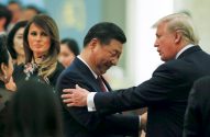 Donald Trump cumprimenta Xi Jinping, ambos de terno escuros e sorrindo