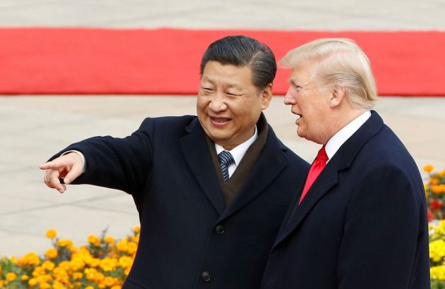 Xi Jinping e Donald Trum sorriem e olham para a mesma direção
