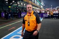 Zak Brown é CEO da McLAren é um homem de meia idade, cabelos grisalhos, tem uma barriga saliente e está de camisa laranja