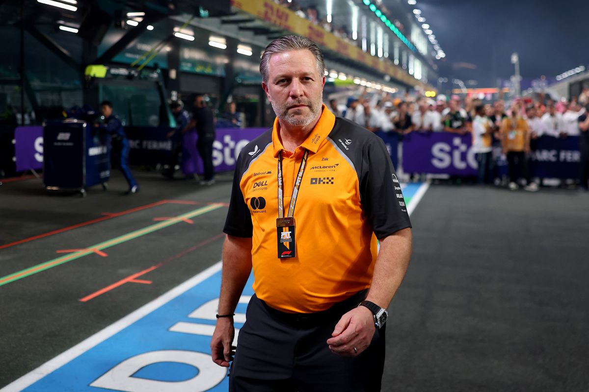 Zak Brown é CEO da McLAren é um homem de meia idade, cabelos grisalhos, tem uma barriga saliente e está de camisa laranja