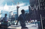 Reflexo de pessoas atravessando rua em frente a prédios, com gráfico financeiro exibido sobreposto no vidro.
