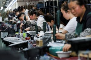 Chineses trabalhando em uma fábrica de costura