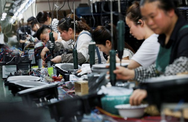 Chineses trabalhando em uma fábrica de costura
