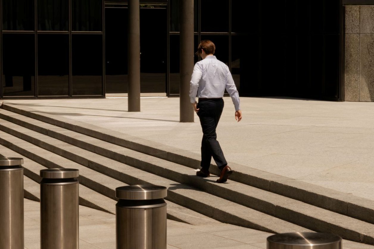 Homem caminha sozinho e retrata o desemprego nos EUA