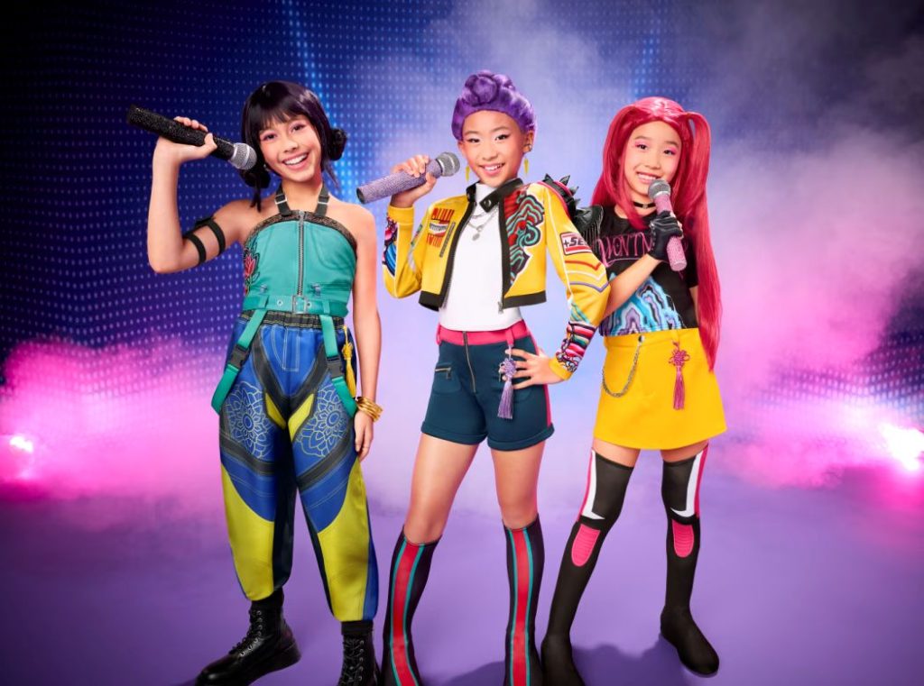 Meninas usam fantasia de KPop, o filme sucesso da Netflix