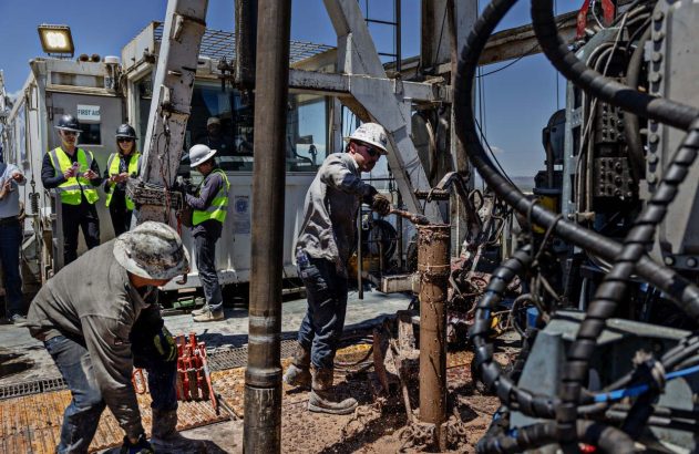 Homens trabalham em uma perfuração de petróleo