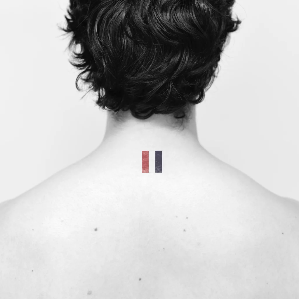 Logo da Thom Browne tatuado nas costas