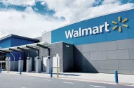Fachada de uma loja do Walmart com logotipo visível e área externa de entrada e estacionamento.