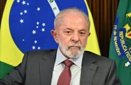 Lula em seu gabinete com a bandeira do Brasil ao fundo