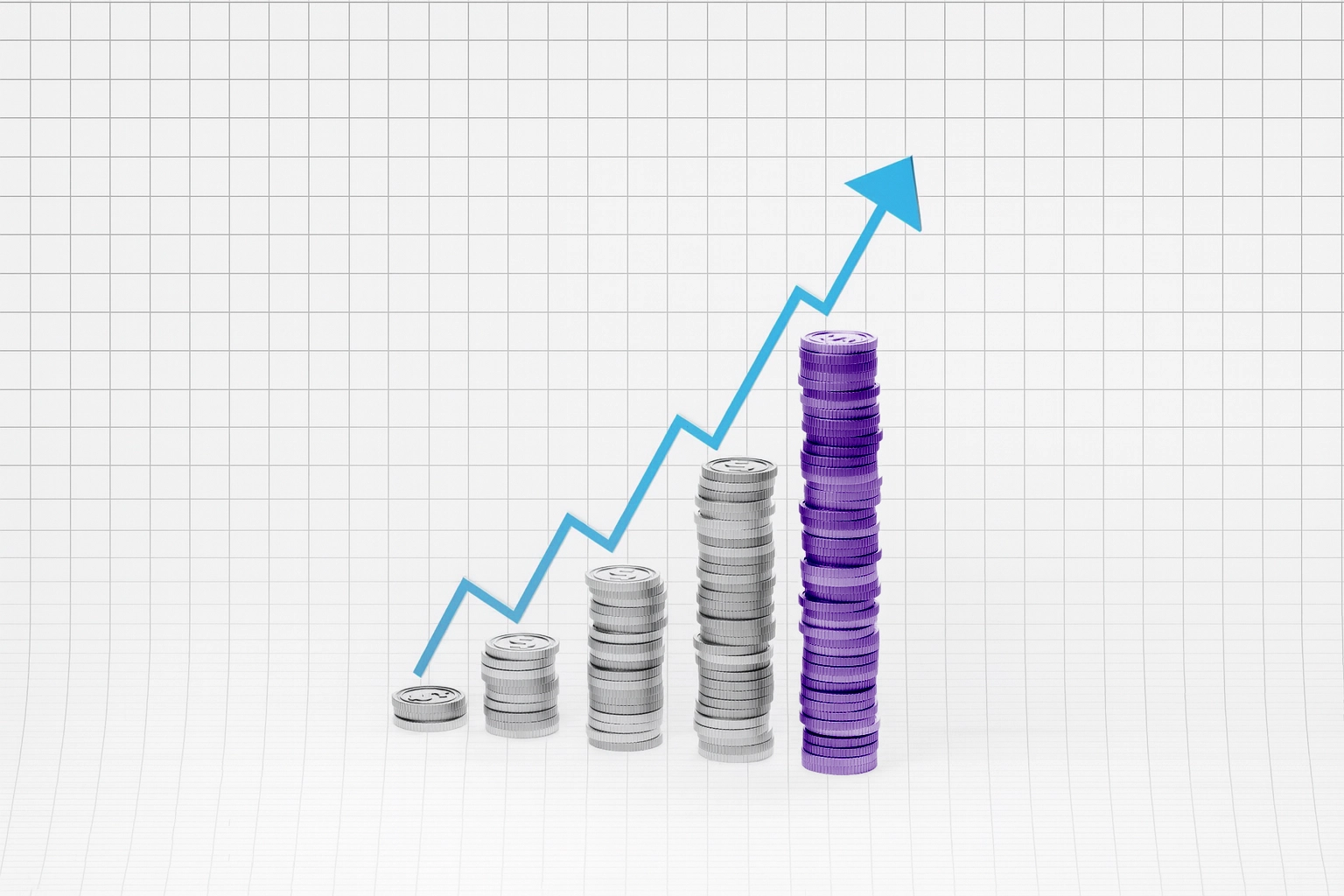 Pilhas de moedas em diferentes alturas sobre fundo quadriculado com linha azul em formato de gráfico ascendente.
