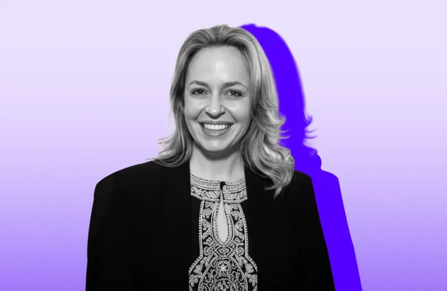 Fotomontagem de Amanda Klabin, membro do Conselho de Administração da Klabin, em preto e branco sobre fundo roxo.