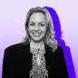 Fotomontagem de Amanda Klabin, membro do Conselho de Administração da Klabin, em preto e branco sobre fundo roxo.