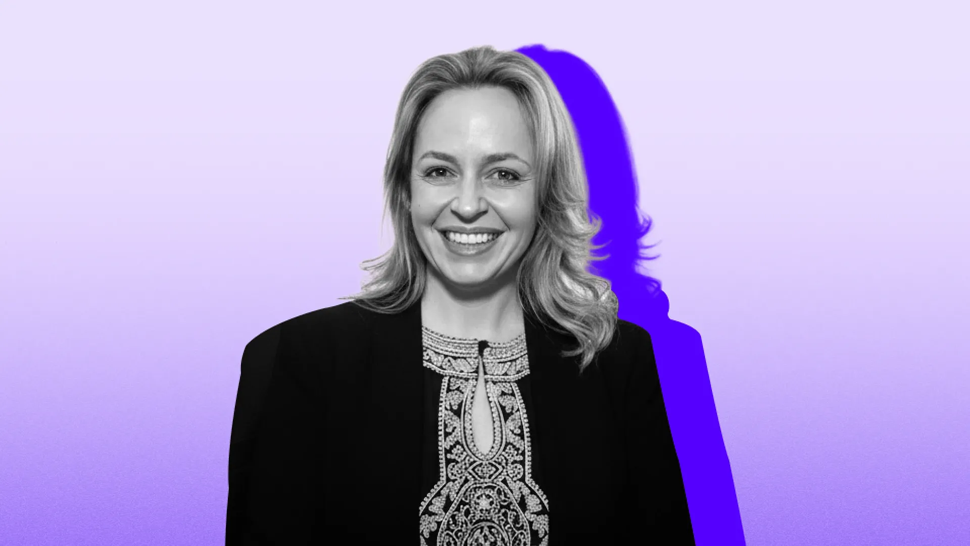 Fotomontagem de Amanda Klabin, membro do Conselho de Administração da Klabin, em preto e branco sobre fundo roxo.