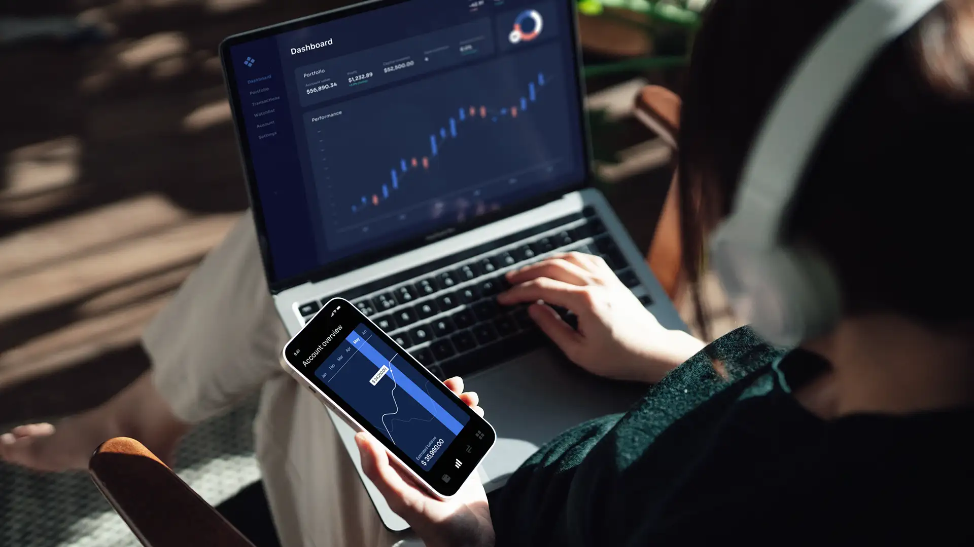 Imagem de grágicos em um celular e um notebook para ilustrar reportagem sobre como trabalhador PJ cria o próprio 13º salário e FGTS