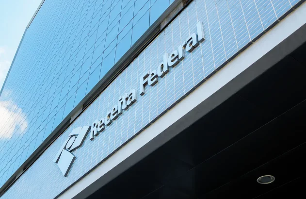 Imagem da fachada de um prédio da Receita Federal para ilustrar reportagem sobre nova norma da Receita Federal que exige CPF de todos os cotistas de fundos de investimento