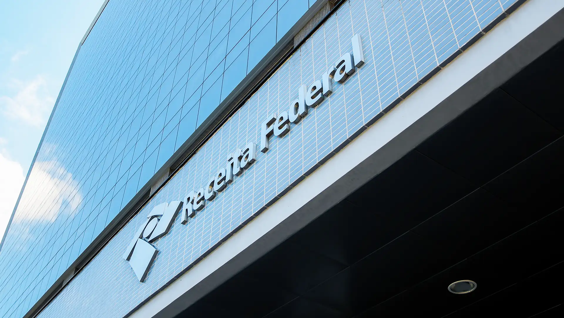 Imagem da fachada de um prédio da Receita Federal para ilustrar reportagem sobre nova norma da Receita Federal que exige CPF de todos os cotistas de fundos de investimento