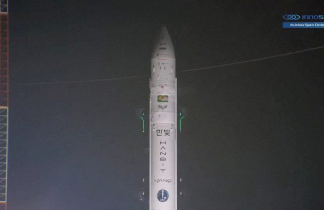 O foguete Hanbit-Nano da empresa Innospace se prepara para o lançamento no Centro de Lançamento de Alcântara, no Maranhão, Brasil, em 22 de dezembro de 2025, nesta imagem obtida a partir de um vídeo. Innospace/Divulgação via REUTERS