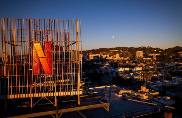 Letreiro com o N da Netflix