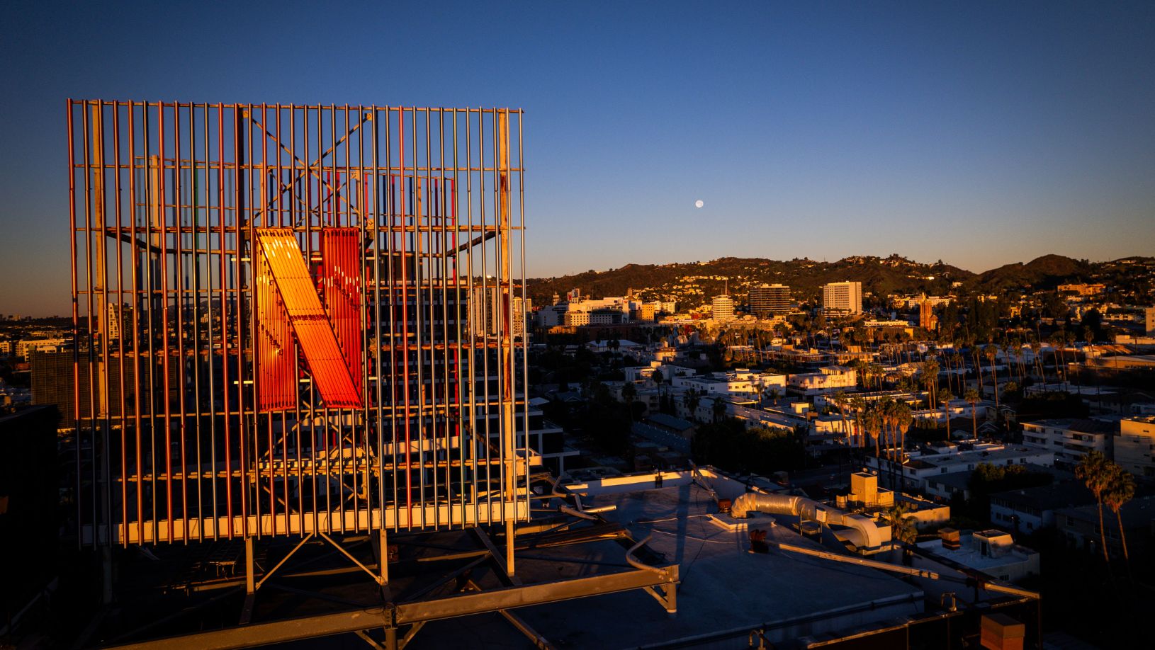 Letreiro com o N da Netflix