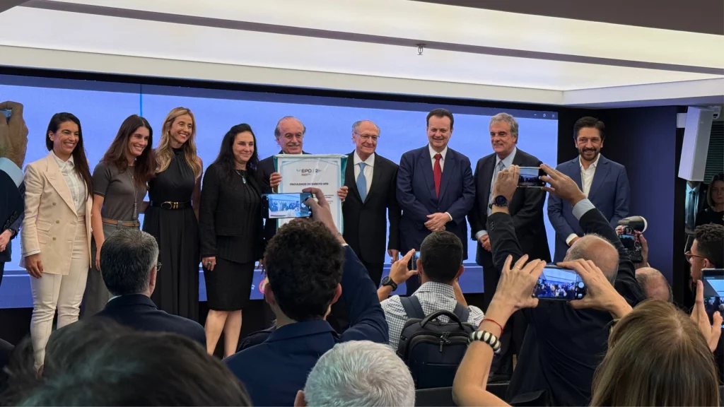 Chaim Zaher (no centro) com família e políticos na nova sede da EPD