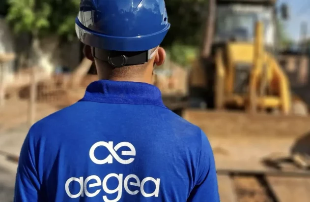 Funcionário da Aegea, maior empresa privada de saneamento do país