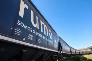 Trem operado pela Rumo, empresa controlada pela Cosan