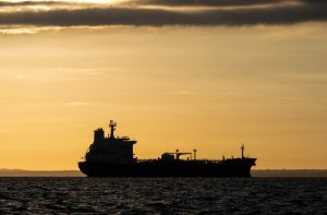 A silhueta do petroleiro de petróleo bruto Nord Star, de bandeira panamenha, no Lago Maracaibo, em Maracaibo, na Venezuela, em 7 de janeiro.