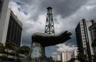 Escultura em frente à sede da PDVSA, na Venezuela