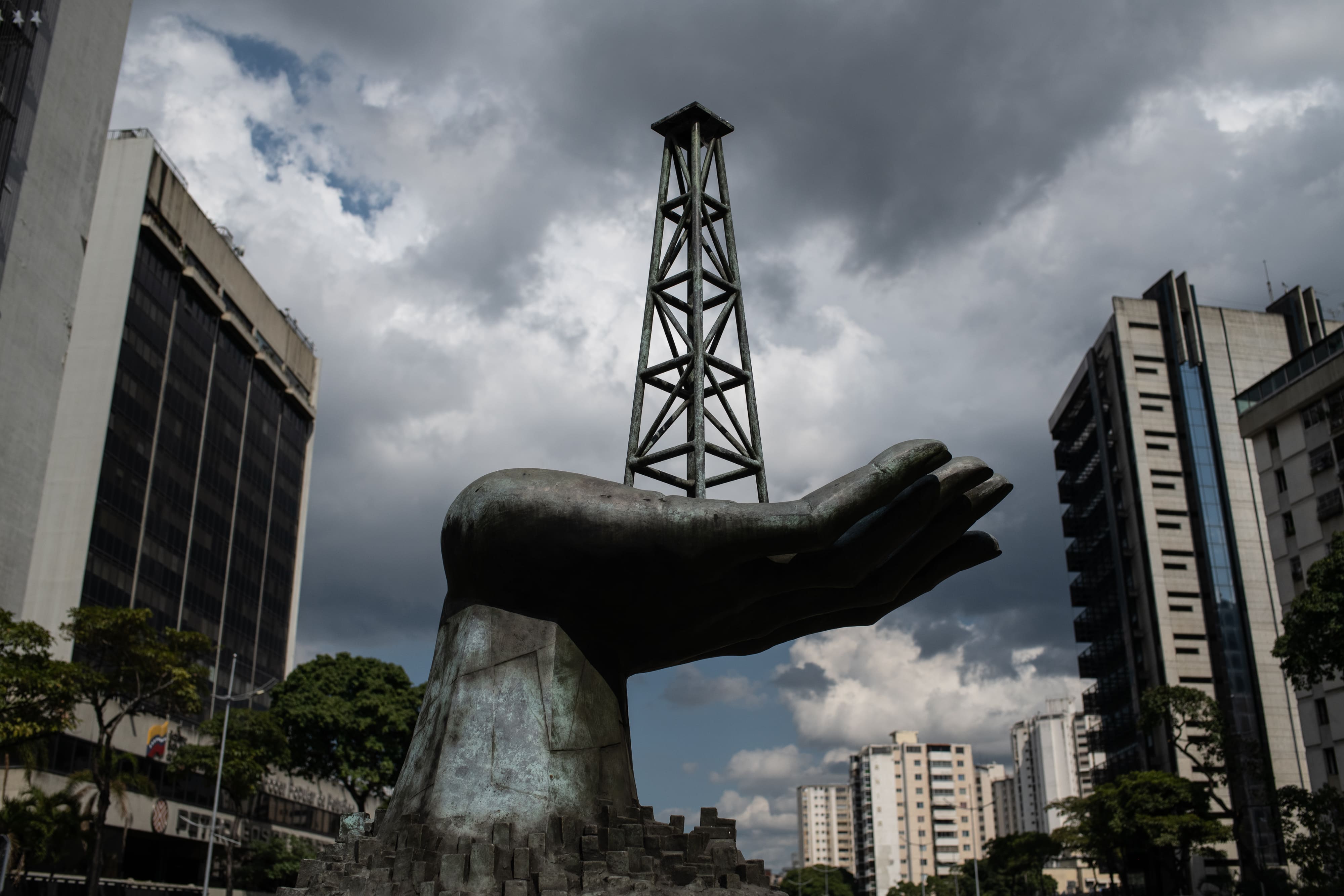 Escultura em frente à sede da PDVSA, na Venezuela