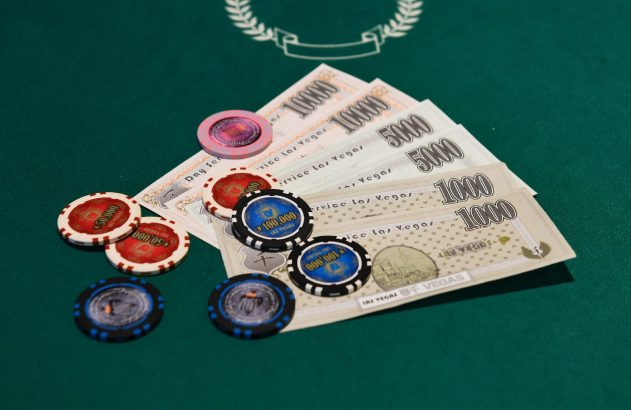 Foto de uma mesa de cassino, com fichas