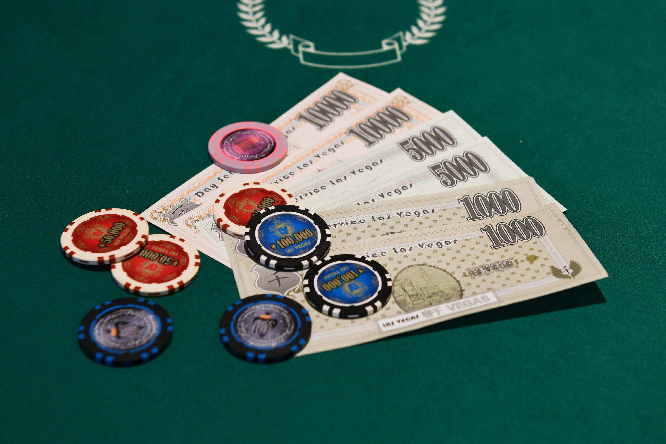 Foto de uma mesa de cassino, com fichas