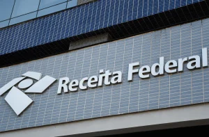 Imagem da fachada da Receita Federal para ilustrar reportagem sobre quem deve declarar Imposto de Renda em 2026, ano-base 2025