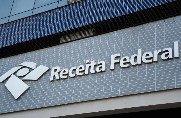 Imagem da fachada da Receita Federal para ilustrar reportagem sobre quem deve declarar Imposto de Renda em 2026, ano-base 2025