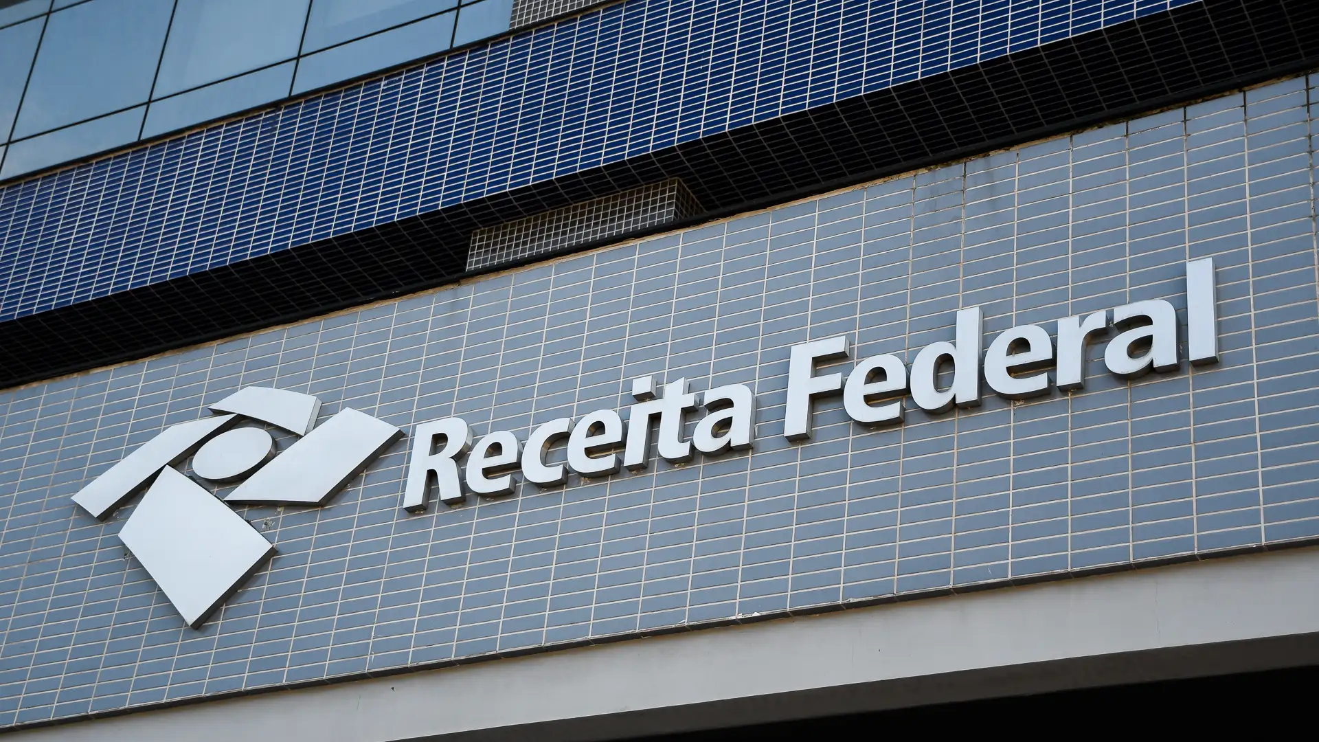 Imagem da fachada da Receita Federal para ilustrar reportagem sobre quem deve declarar Imposto de Renda em 2026, ano-base 2025