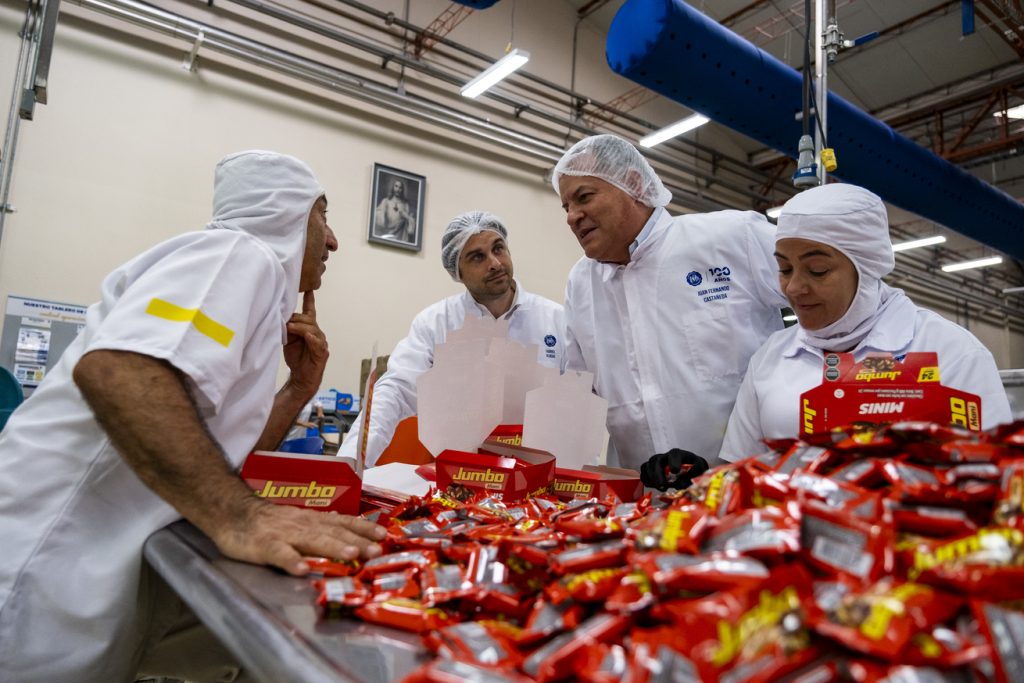 Gabriel Gilinski, ao centro, e Juan Fernando Castañeda, à direita do centro, na Compañía Nacional de Chocolates. O Grupo Nutresa detém mais de 70% do mercado de chocolates da Colômbia.
Fotógrafo: Esteban Vanegas/Bloomberg
