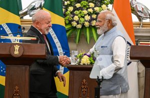 Lula e Narendra Modi, primeiro-ministro da Índia, assinam acordo comercial sobre terras raras